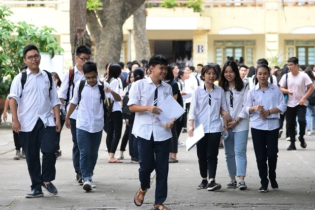 Thí sinh ra về sau khi kết thúc môn thi bắt buộc cuối cùng của Kỳ thi THPT quốc gia 2018 chiều ngày 26-6 (Ảnh: THỦY NGUYÊN)