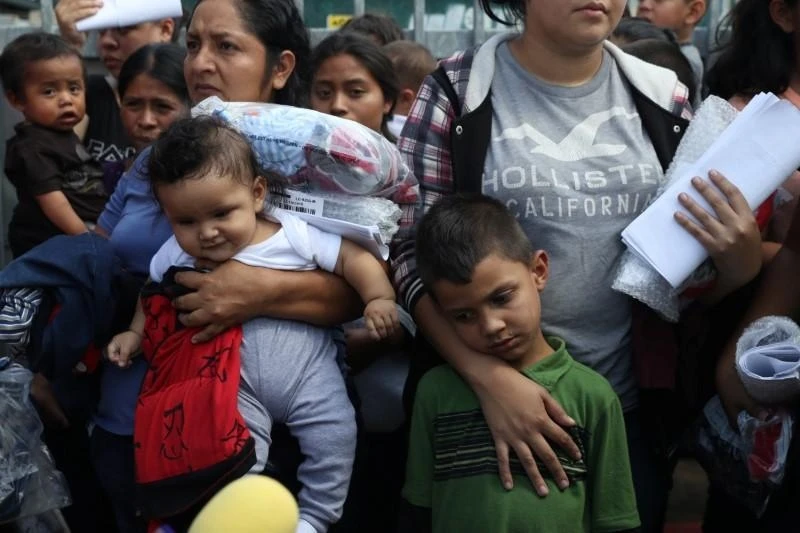 Những gia đình nhập cư có mặt tại bến xe buýt ở McAllen, Texas, ngày 22-6. (Ảnh: Reuters)