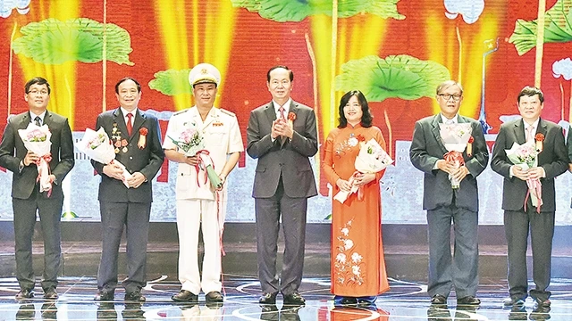  Chủ tịch nước Trần Đại Quang tặng hoa, tuyên dương các gương điển hình tại Lễ kỷ niệm 70 năm Ngày Chủ tịch Hồ Chí Minh ra Lời kêu gọi thi đua ái quốc. Ảnh: Đăng Khoa