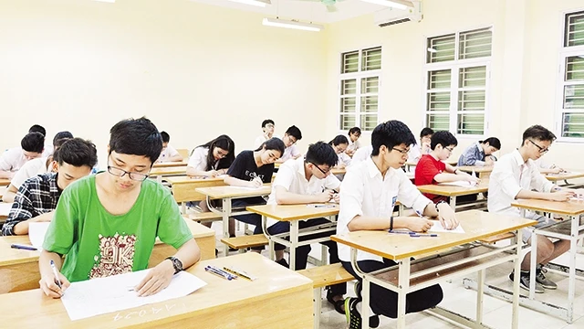 Các thí sinh dự thi vào lớp 10 THPT năm học 2018 -2019 chuẩn bị làm bài thi môn Ngữ văn tại điểm thi trường THPT Yên Hòa (Hà Nội). Ảnh: Thủy Nguyên