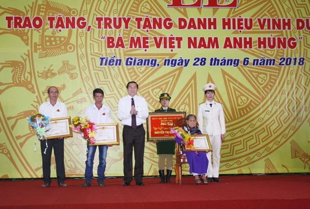 Lãnh đạo tỉnh Tiền Giang trao tặng danh hiệu “Bà mẹ Việt Nam Anh hùng” cho các mẹ. 