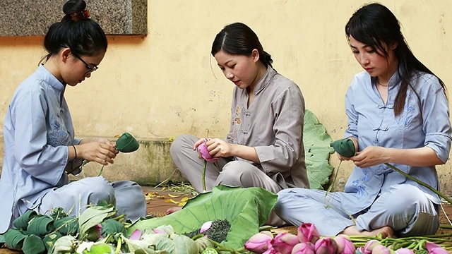 Công đoạn sản xuất trà sen khá cầu kỳ, tỉ mỉ.