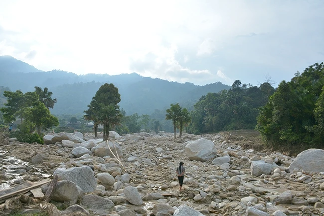 Cơn lũ mang về hàng nghìn tảng đá lớn, nằm ngổn ngang khắp thôn Tham Còn.