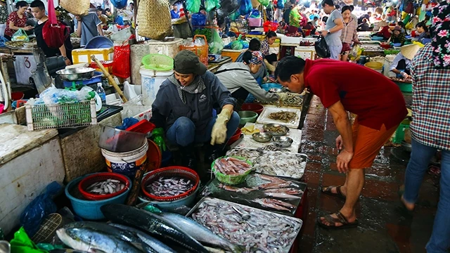 Du khách chọn hải sản tại chợ Cái Dăm. Ảnh: LÊ MINH