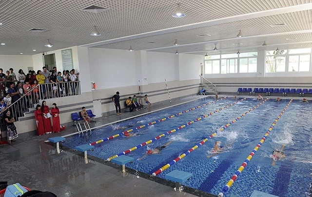 Bể bơi trường THCS Thanh Xuân có năm làn bơi với hệ thống lọc nước chuyên dụng, tuần hoàn liên tục.