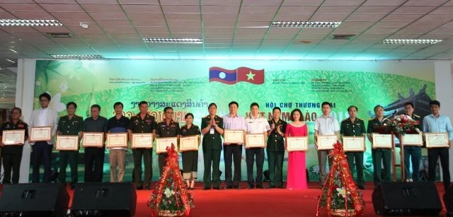 Các đơn vị, doanh nghiệp có thành tích xuất sắc được nhận bằng khen của Bộ trưởng Quốc phòng Việt Nam.