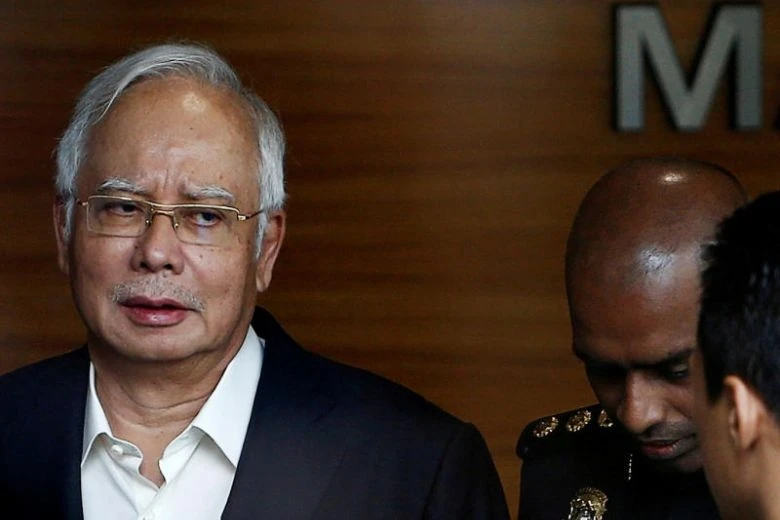 Ông Najib tới trụ sở MACC, ngày 24-5, để trả lời thẩm vấn. (Ảnh: Reuters)