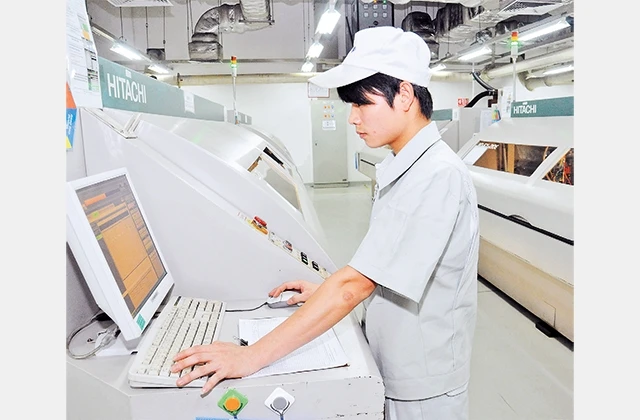 Vận hành dây chuyền sản xuất bảng mạch điện tử tại Công ty cổ phần Meiko (Khu công nghiệp Thạch Thất - Quốc Oai). Ảnh: Ðăng Anh