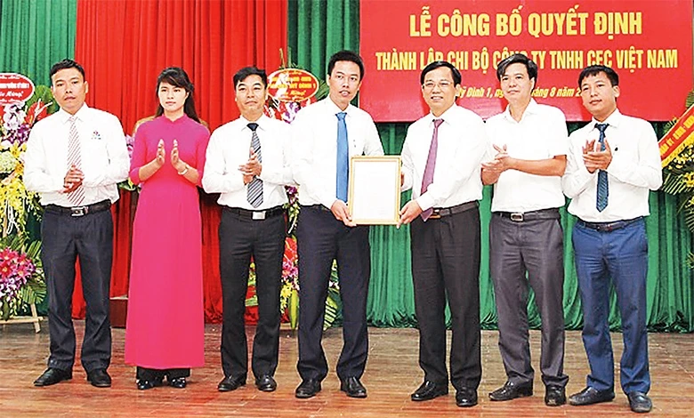 Lễ công bố Quyết định thành lập Chi bộ Công ty TNHH CEC Việt Nam trực thuộc Ðảng bộ phường Mỹ Ðình 1 (quận Nam Từ Liêm). Ảnh: MẠNH CƯỜNG