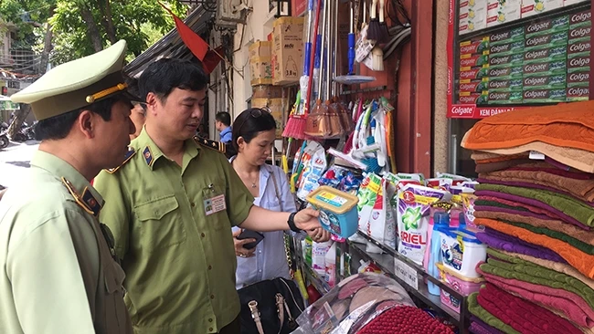 Lực lượng Quản lý thị trường kiểm tra tại một cơ sở kinh doanh mỹ phẩm trên phố Hàng Đường, Hà Nội.
