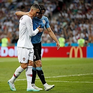 Hình ảnh đẹp nhất vòng 1/8: C.Ronaldo dìu Cavani bị chấn thương rời sân.