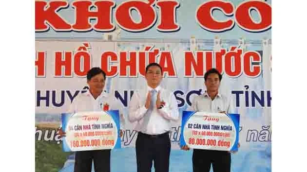Trao tiền hỗ trợ xây nhà tình nghĩa cho sáu hộ nghèo ở hai xã Hòa Sơn và Ma Nới, huyện Ninh Sơn, tỉnh Ninh Thuận.