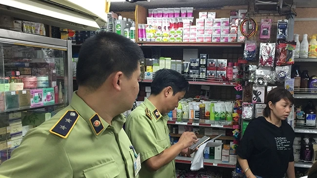 Lực lượng Quản lý thị trường Hà Nội kiểm tra một cơ sở kinh doanh mỹ phẩm tại Quận Hoàn Kiếm ngày 6-7.