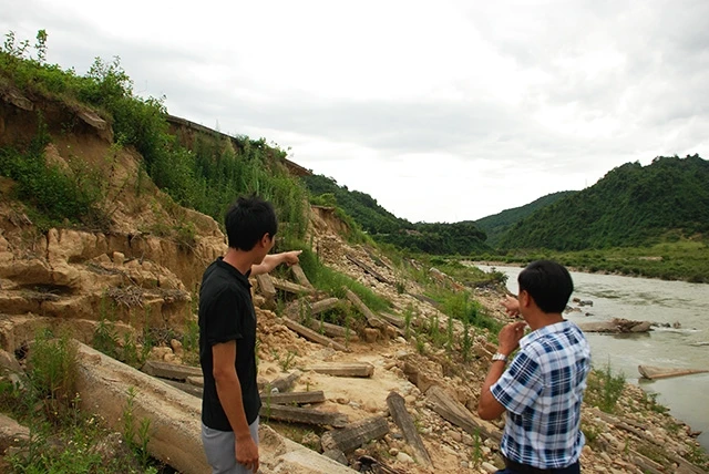 Một đoạn cuối kè dẫn dòng phía hạ lưu của hồ Cửa Đạt (Thanh Hóa) bị hư hỏng nặng, đang chờ kinh phí đầu tư sửa chữa.