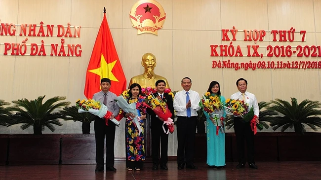 Bí thư Thành uỷ Đà Nẵng Trương Quang Nghĩa tặng hoa chúc mừng các đồng chí nhận nhiệm vụ mới.