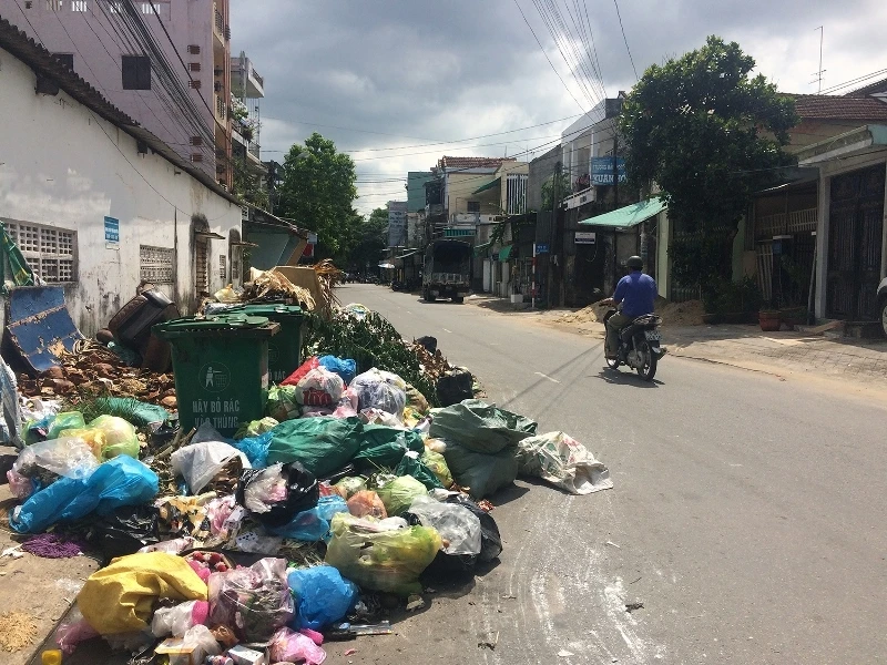 Bãi rác tràn ra lòng đường Phạm Xuân Hòa.