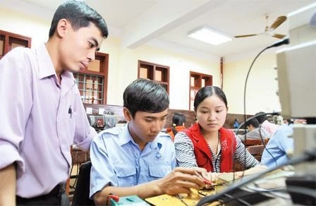 Trường cao đẳng nghề kỹ thuật công nghệ Dung Quất (Quảng Ngãi) nơi đào tạo nguồn nhân lực trong nước và nước ngoài.   Ản