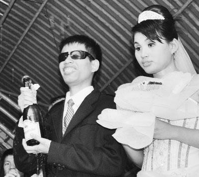 Ðôi uyên ương Ðỗ Ðức Thuận - Nguyễn Thanh Thảo rạng rỡ trong ngày cưới.