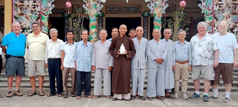Đại đức Thích Mãn Toàn cùng đại diện thôn, các bậc cao niên trong làng Bồ Bản nhận lại bức tượng.