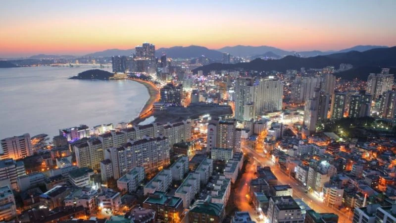 Busan (Hàn Quốc) được xếp hạng là điểm đến hấp dẫn nhất châu Á trong năm 2018. Thành phố cảng lớn nhất Hàn Quốc thu hút khách du lịch bởi phong cảnh tuyệt đẹp cùng những bãi biển trong vắt, vô số con 