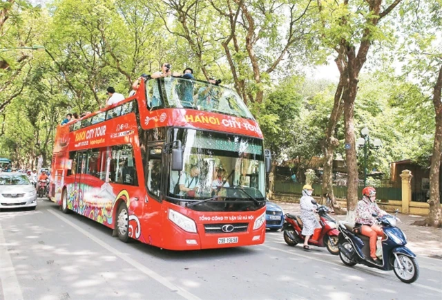 Xe buýt du lịch Hà Nội City tour đưa khách đi tham quan các di tích, thắng cảnh Thủ đô.