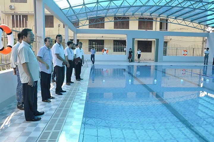 Lãnh đạo Sở GD và ĐT tỉnh Bắc Ninh kiểm tra việc bảo quản, vận hành bể bơi tại Trường tiểu học Vân Dương, phường Vân Dương, TP Bắc Ninh. Ảnh: Mai Mai 