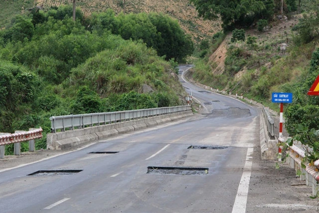 Đường Trường Sơn Đông, đoạn qua xã Ea Lai, huyện M’Đrắc, tỉnh Đác Lắc mới đưa vào sử dụng chưa được hai năm nhưng bị hư hỏng nặng.