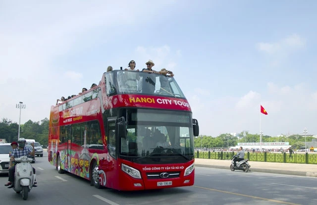 Khách du lịch nước ngoài tham quan Hà Nội trên xe buýt Ha Noi City tour.