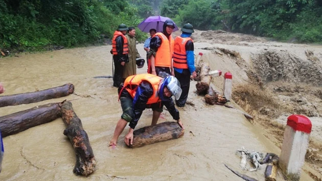 Đồn Biên phòng Nậm Càn cử lực lượng thường trực tại các điểm ngập lụt, nguy hiểm.