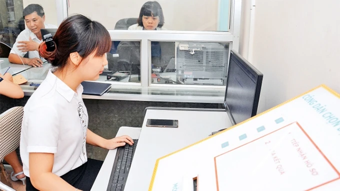 Máy tính phục vụ người dân tra cứu và thực hiện dịch vụ công trực tuyến tại UBND phường Ðại Mỗ, quận Bắc Từ Liêm. Ảnh: Ðăng Anh
