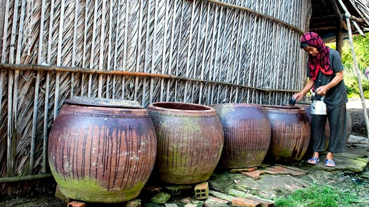 Người dân ÐBSCL lâu nay vẫn giữ thói quen trữ nước mưa để dùng trong mùa hạn. Ảnh: CAO LONG