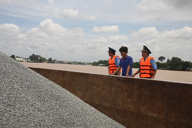 Lực lượng thanh tra giao thông tỉnh kiểm tra sà-lan chở đá trên sông Đồng Nai.