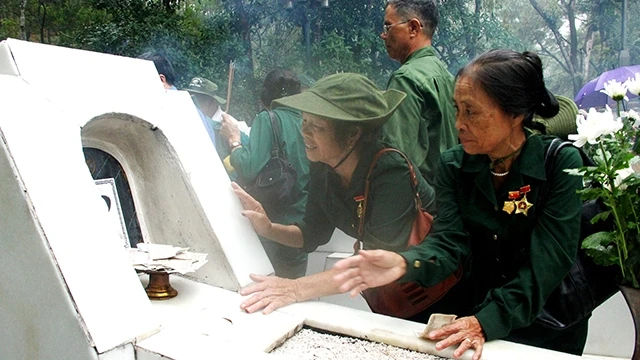 Thăm lại đồng đội đã hy sinh ở Ngã ba Đồng Lộc.