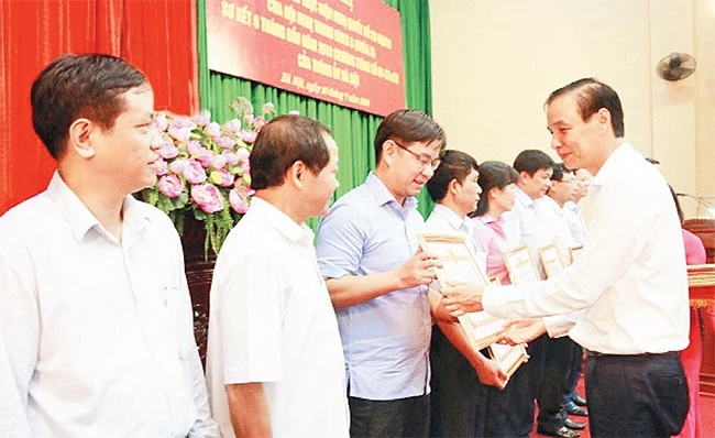 Ban Thường vụ Thành ủy Hà Nội khen thưởng tập thể có thành tích xuất sắc trong thực hiện Nghị quyết số 22-NQ/TW. Ảnh: TRUNG ANH