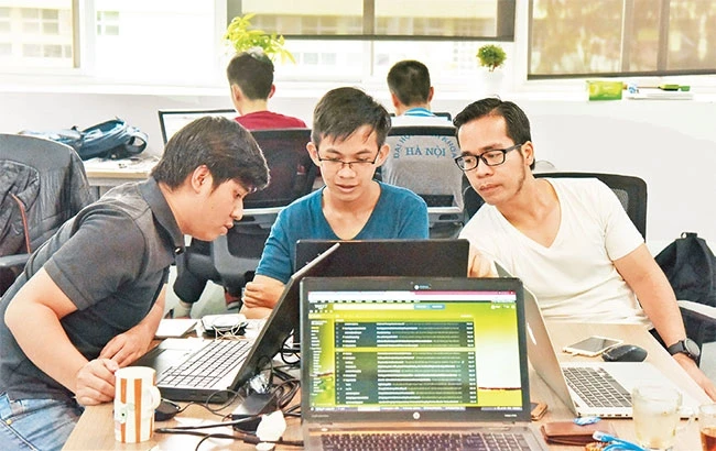 Các bạn trẻ làm việc tại không gian khởi nghiệp BK-Holdings (Trường đại học Bách khoa Hà Nội).