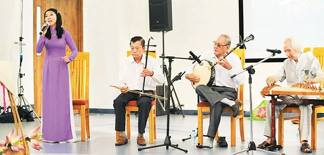 Danh cầm cổ nhạc, NSƯT Ba Tu (thứ hai từ phải sang) trong một buổi biểu diễn đờn ca tài tử.