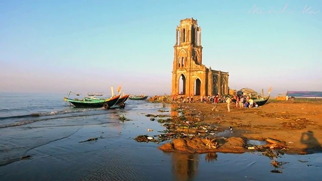 Di tích nhà thờ đổ trên bãi biển Xương Ðiền (huyện Hải Hậu, Nam Ðịnh).