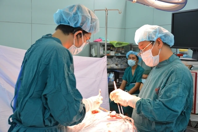 Hai bệnh viện khẩn cấp cứu thai phụ hoại tử ruột, giữ thai nhi