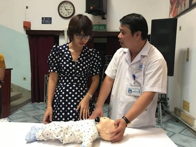 ThS, BS Phạm Ngọc Toàn, Khoa Cấp cứu chống độc, Bệnh viện Nhi Trung ương hướng dẫn xử trí khi trẻ hóc dị vật.