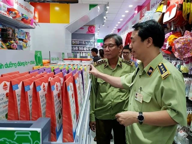 Ông Trần Hùng, Phó Cục Trưởng Cục Quản lý thị trường, Tổ trưởng Tổ Công tác 334 (Bộ Công Thương) kiểm tra một cửa hàng của chuỗi siêu thị Con Cưng tại TP Hồ Chí Minh.