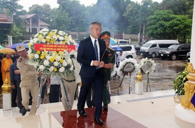 Tham tán Công sứ Việt Nam tại Lào Nguyễn Thanh Tùng dẫn đầu đoàn cán bộ, nhân viên Đại sứ quán và các cơ quan bên cạnh Đại sứ quán đặt vòng hoa, dâng hương các anh hùng liệt sĩ, sáng 26-7.