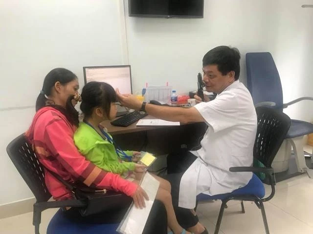 BS Bệnh viện Mắt Hà Nội 2 đang khám sàng lọc cho các cháu bé.
