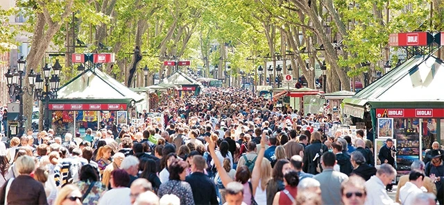 Con phố La Rambla ở trung tâm Barcelona luôn đông nghẹt du khách.