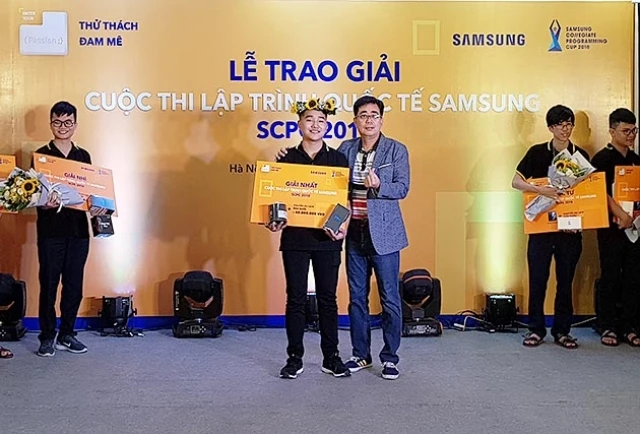 Ông Kim In Soo, Phó Tổng Giám đốc Samsung Electronics Việt Nam (bên phải) trao giải nhất cho thí sinh Lê Minh Quang (Đại học Bách khoa Hà Nội) tại buổi lễ.