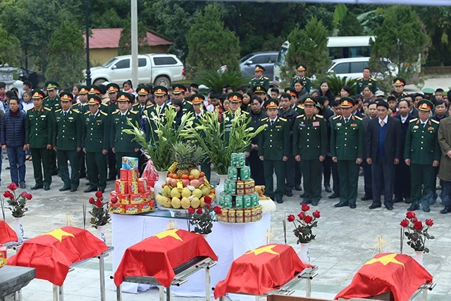 Cán bộ, nhân dân Điện Biên tổ chức truy điệu, an táng hài cốt liệt sĩ quân tình nguyện Việt Nam tại Nghĩa trang liệt sĩ Tông Khao trên địa bàn xã Thanh Nưa, huyện Điện Biên (tỉnh Điện Biên).