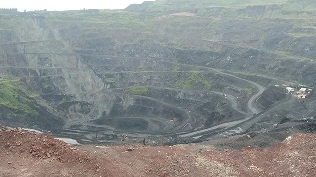 Moong khai thác mỏ than Khánh Hòa sâu khoảng 200 m, rộng hàng chục nghìn m2 hoạt động với tần suất cao.