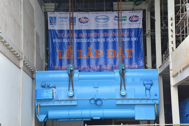 Máy phát Tổ máy số 2 đang được di chuyển vào vị trí an toàn.