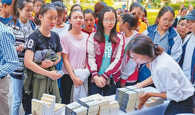 Trung Nguyên Legend trao tặng sách ở Đà Nẵng và Hội An.