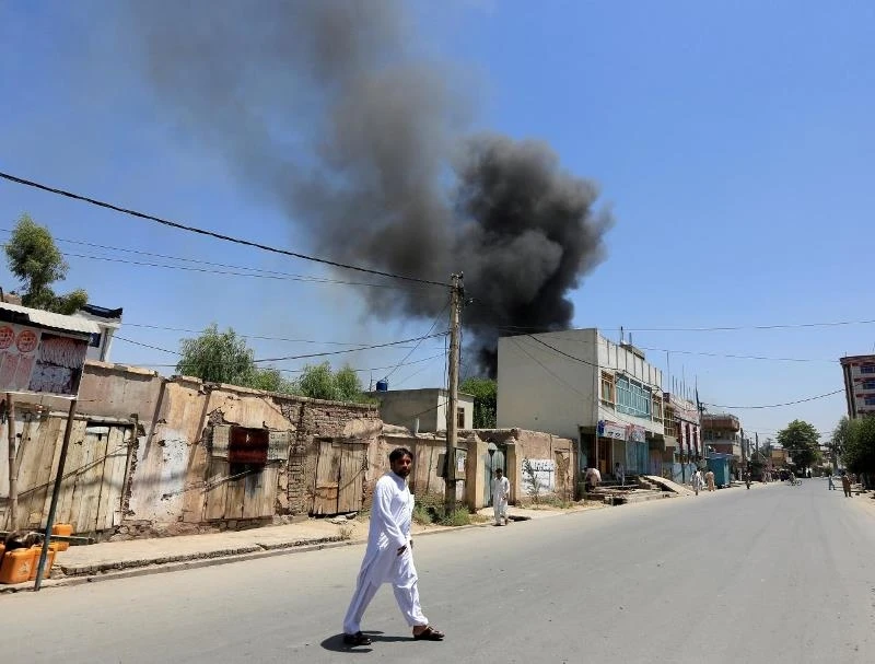 Khói bốc lên từ khu vực xảy ra vụ nổ và xả súng tại TP Jalalabad, ngày 31-7. (Ảnh: Reuters)