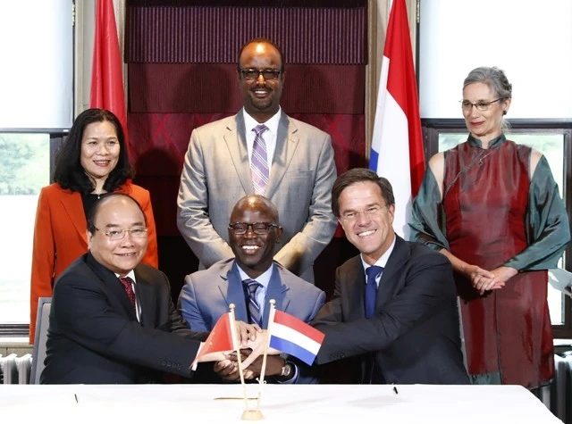 Thủ tướng Nguyễn Xuân Phúc và Thủ tướng Hà Lan Mark Rutte ký Bản ghi nhớ giữa Việt Nam và Hà Lan về hợp tác quản lý an toàn thực phẩm ở Việt Nam, ngày 10-7-2017. Ảnh: Thống Nhất-TTXVN